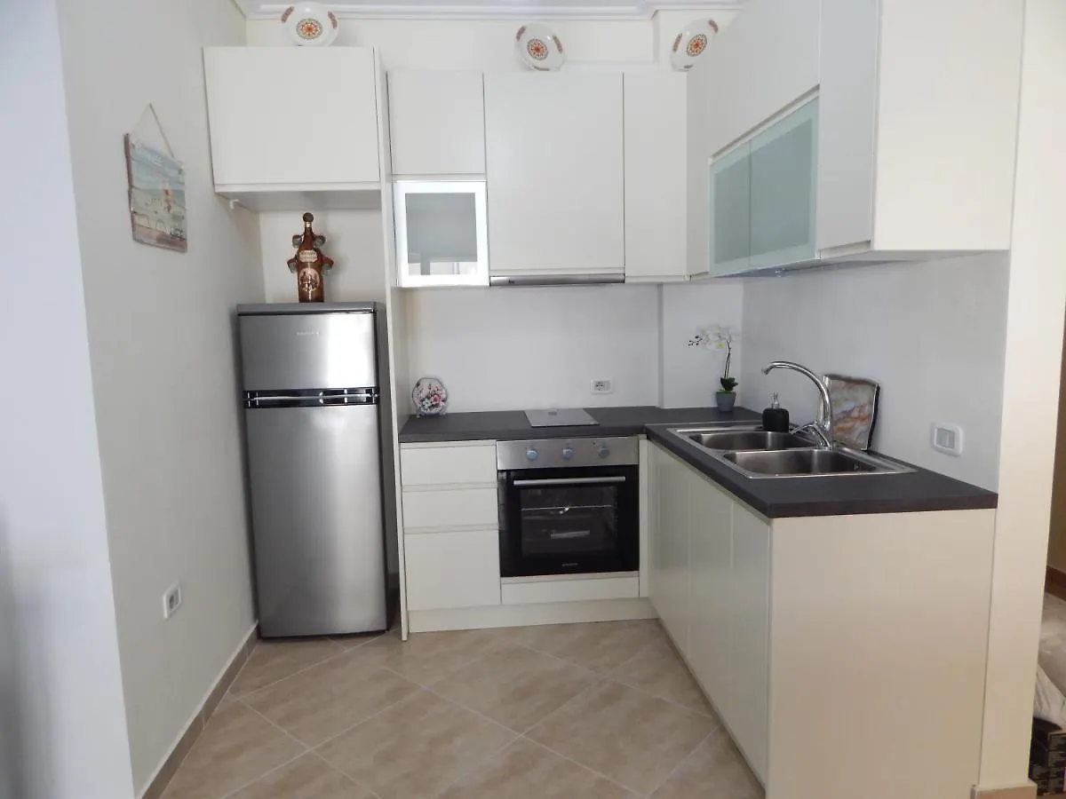 Modern Spacious 1 Bedroom Flat Next To The Beach Vlorë アルバニア